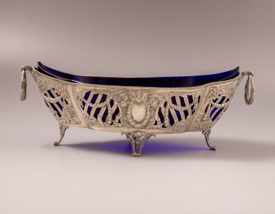 סנטר פיס מכסף, גרמניה. סנטר פיס גרמני מכסף 800. מעוטר בעבודת חסר ובלט עם מוטיבים ניאו קלאסיים. 