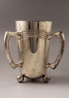 גביע/אגרטל כסף, גרמניה. גביע כסף 800 תוצרת E.B Zimmermann, גרמניה. בעל 3 ידיות, ניצב על 3 