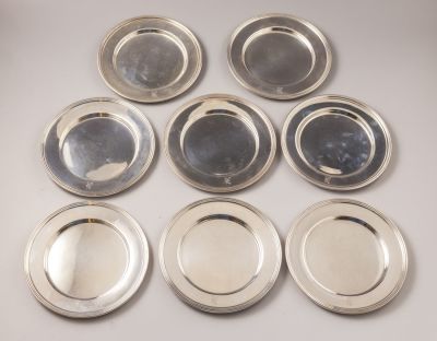סט תחתיות מכסף סטרלינג. סט 8 תחתיות מכסף סטרלינג. נושאות מונוגרמה חרוטה. קוטר: 15 ס"מ. משקל 