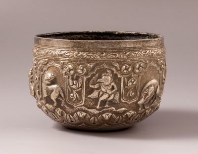 קערת כסף בורמזית איכותית, מעוטרת בעבודת בלט עם חיות וצמחים. קוטר: 11 ס"מ. גובה: 8 ס"מ. משקל: 