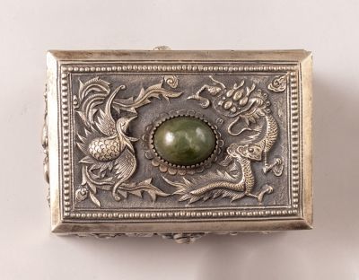 קופסת כסף סינית. מעוטרת בעבודת בלט עם חיות ומוטיבים צמחיים. משובצת אבן טורקיז. מידות: 5X3X7 
