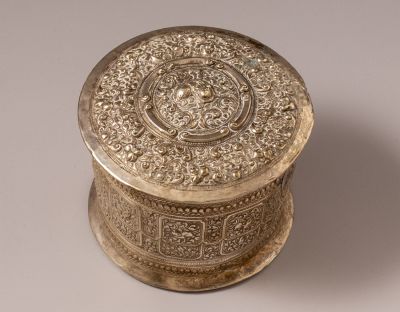 קופסת כסף קמבודית איכותית מעוטרת בעבודת בלט עם חיות וצמחים. קוטר: 11 ס"מ, גובה: 9 ס"מ. משקל: 