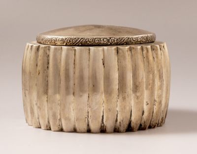 קופסת כסף אוסטרו-הונגרית. קופסת כסף 800, פשט, אוסטרו-הונגריה, 1900 בקירוב. גובה: 8 ס"מ. משקל: 