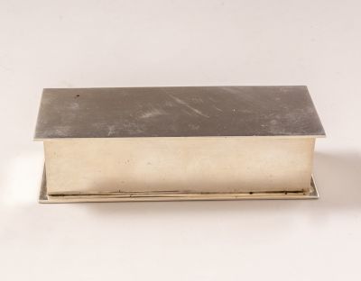 קופסת כסף סטרלינג תוצרת LIN. מידות: 10.5X4X2.5 ס"מ. משקל: 210 גרם. חתומה.