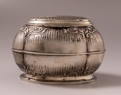 קופסת כסף צ'כית. קופסת כסף 800 צ'כית. מעוטרת בעבודת בלט עם מוטיבים צמחיים. גובה: 9 ס"מ. משקל: 