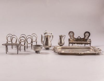 פריטי כסף מיניאטוריים, הולנד. לוט 13 פריטי כסף מיניאטוריים, בעיקר הולנדים. כולל מגש, כיסאות 