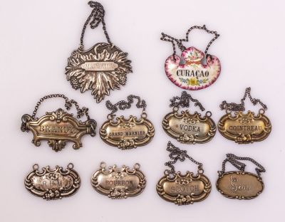 תגיות כסף למשקאות חריפים. לוט 10 תגיות למשקאות חריפים, 8 מכסף סטרלינג, אחד מצופה כסף ואחד עשוי 