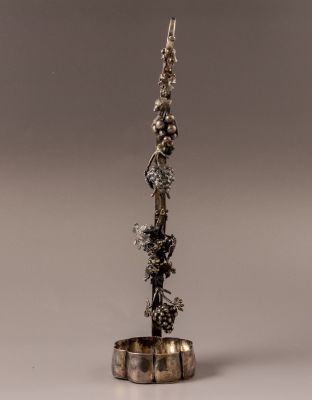 דגמן יין מכסף. דגמן יין (sampler) מכסף, אוסטרו-הונגריה, סוף המאה ה-19. מוט הידית מעוטר בגפנים. 