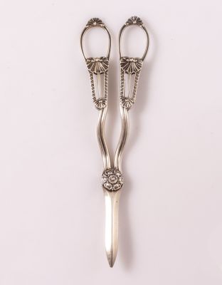 מספרים לגפנים מכסף אנגלי. מספרים לחיתוך ענבים מכסף, אנגליה, שפילד 1896. אורך: 18 ס"מ. משקל: 98 