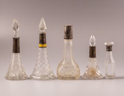 בקבוקי קריסטל וכסף. לוט 5 בקבוקי קריסטל עם חבקי כסף, בעיקר אנגליה. אחד מהבקבוקים משולב אמייל. 