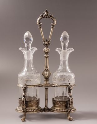 מתקן לחומץ ויין גרמני. מתקן גרמני לבקבוקי חומץ ושמן, עשוי כסף 800, המאה ה-19. מעוטר בעבודת בלט 