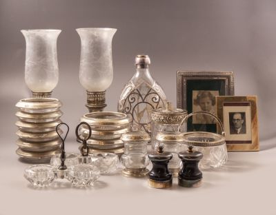 פריטי כסף וזכוכית. לוט פריטי כסף וזכוכית, כולל דקנטר, זוג מלחיות כפולות, שני זוגות פמוטים, כלי 