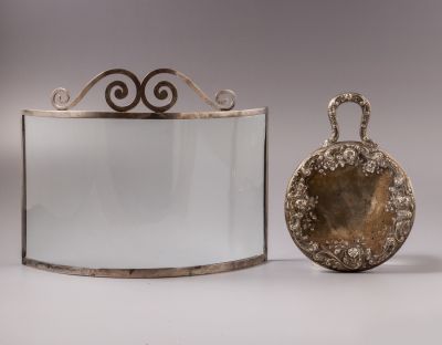 מסך שולחני להגנה על גבינה מזכוכית וכסף. לוט שני פריטי כסף וזכוכית כולל מגן גבינה שולחני (Table 