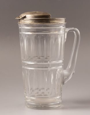 קנקן זכוכית וכסף, Tiffany & Co. קנקן זכוכית וכסף סטרלינג תוצרת Tiffany & Co. גובה: 22 ס"מ. הכסף חתום.