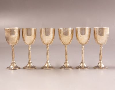 סט גביעי כסף סטרלינג. סט 6 גביעי כסף סטרלינג. גובה: 10 ס"מ. משקל כולל: 369 גרם. חתומים.