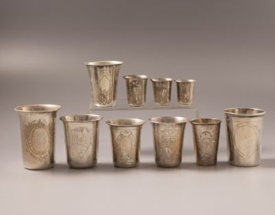 כוסות כסף, אוסטריה וגרמניה. לוט 10 כוסות כסף, אוסטריה וגרמניה. מעוטרות בעבודת חריטה עם מבנים 