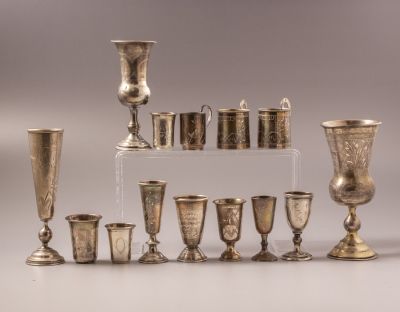 כוסות כסף רוסיות. לוט 14 כוסות כסף רוסיות. מעוטרות בעבודת חריטה עם מוטיבים צמחיים וגיאומטריים. 