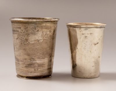 כוסות כסף. לוט 2 כוסות כסף, האימפריה העות'מאנית ומרוקו. מעוטרים בעבודת ריקוע ועבודת חריטה עם 