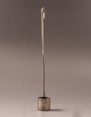 דגמן יין יהודי מכסף. דגמן יין (Sampler) מכסף, 1900 בקירוב. אורך: 23 ס"מ. כוסית קטנה עם ידית 