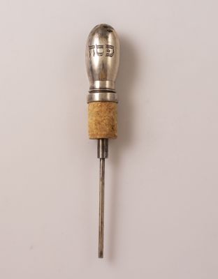 סטופר כסף יהודי. סגר מזיגה (Wine Stopper/Pourer) לבקבוק יין, לשימוש בליל הסדר. כסף 835, גרמניה 