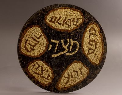 צלחת פסח מנחושת ופסיפס, דוד פלומבו. צלחת פסח מנחושת בעיצוב דוד פלומבו, תוצרת גרניט. מעוטרת 