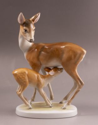 פיגורת פורצלן, הרנד. פיגורת פורצלן תוצרת Herend בצורת איילה ועופר. גובה: 25.5 ס"מ, חתום.