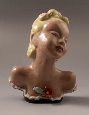 פסל קרמיקה הונגרי. פסל קרמיקה תוצרת Komlos, הונגריה, 1930. בדמות אישה. גובה: 21 ס"מ. חתום. פגמים 