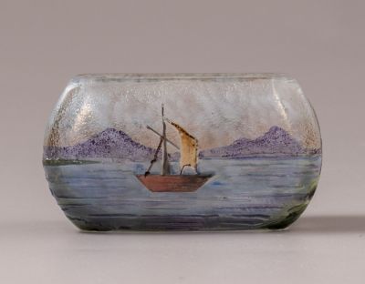 אגרטל זכוכית, Marienbad. אגרטל זכוכית p&acirc;te-de-verre תוצרת Marienbad, צ'כיה, 1900 בקירוב. מעוטר 