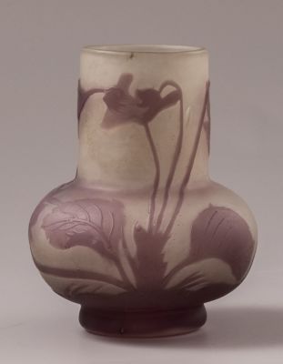 אגרטל זכוכית קמאו, Galle. אגרטל זכוכית תוצרת Gall&eacute;, ראשית המאה ה-20. מעוטר במוטיבים צמחיים 