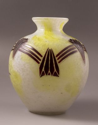 אגרטל זכוכית אר-דקו, Legras. אגרטל זכוכית אר-דקו תוצרת Legras, צרפת, 1930 בקירוב. מעוטר בדוגמה 