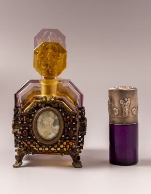 בקבוקי בושם מזכוכית, צרפת. לוט 4 בקבוקי בושם מזכוכית, צרפת, כולל סט 3 בקבוקים עם מכסים מעוטרים 