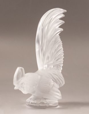 פיגורת זכוכית, לליק. פיגורת זכוכית תוצרת Lalique France. מעוצבת בצורת תרנגול. גובה: 20.5 ס"מ. חתום.