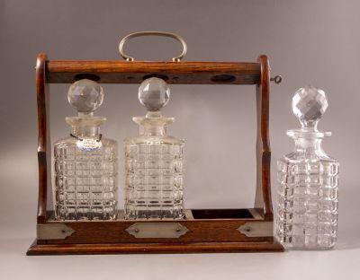 דקנטרים מזכוכית, טנטלוס (Tantalus). סט 3 דקנטרים מקריסטל (Tantalus), נתונים במתקן עץ ופרזול מתכת 