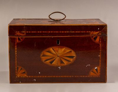 תיבת תה אנגלית, 1800 בקירוב. תיבת תה אנגלית ג'ורג'יאנית, עשויה עץ מעוטרת בעבודת מרקטרי עם 