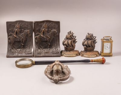 לוט פריטים שונים, כולל זכוכית מגדלת מעץ משולב מתכת, שעון מסעות קטן מפליז (מצב עבודה לא ידוע) 