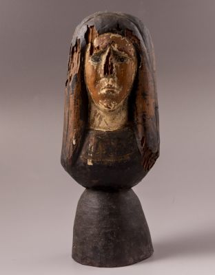 פרוטומת עץ נוצרית, מריה. פרוטומת עץ נוצרית צבועה בצבעי פוליכרום בדמות מריה, המאה ה-17/18. גובה: 