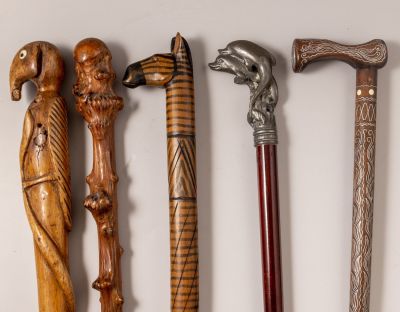 לוט מקלות הליכה. לוט 5 מקלות הליכה שונים מעץ. כולל: 3 עם ידיות בצורת חיות, אחד מעוטר חוטי כסף 