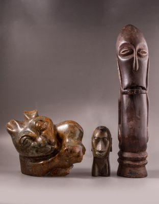 פסלים אפריקאים. לוט 3 פסלים אפריקאים, כולל: דמות חתול, פסל אבן, אורך: 26 ס"מ, חתום "S. Kanegoni" 