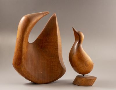 פסלים מעץ. לוט 2 פסלי עץ בצורת ברווז וציפור. גובה: 21-25 ס"מ. חתומים (אמנים לא מזוהים). פגם קטן 