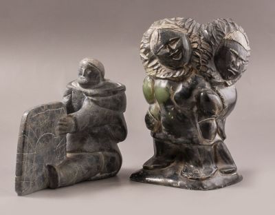 פסלי אבן אינואיטים, קנדה. לוט שני פסלי אבן אינואיטים, קנדה, מגולפים בדמות אישה וזוג. גובה: 14-19 