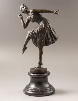 פסל ברונזה, סגנון אר-דקו. פסל ברונזה בסגנון אר-דקו בדמות אישה רוקדת. מוצמד לבסיס שיש. גובה כולל 