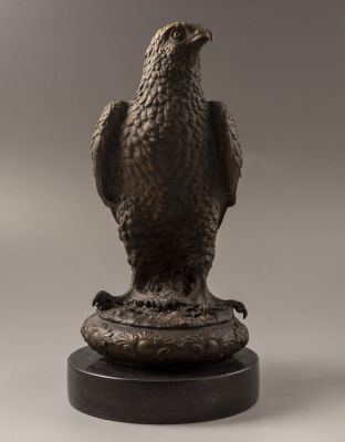 פסל ברונזה, עיט. פסל ברונזה בדמות עיט, מוצמד לבסיס שיש, גובה (כולל הבסיס): 29 ס"מ, לא חתום.