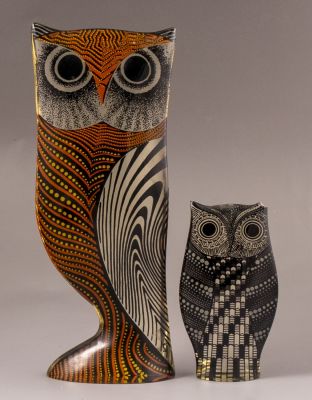 פיגורות ינשופים. לוט 2 פיגורות זכוכית אקרילית (לוסיט) בעיצוב Abraham Palatnik, ברזיל, ינשופים. 