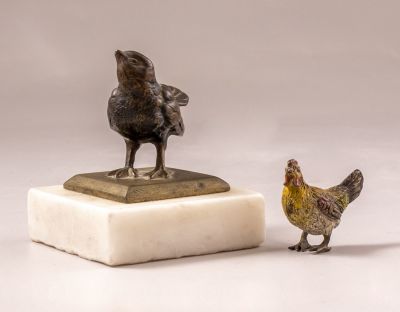 פסלי ברונזה בסגנון ברגמן. לוט שני פסלי ברונזה בסגנון ברגמן, אחת מהן בצורת ציפור, ניצבת על בסיס 