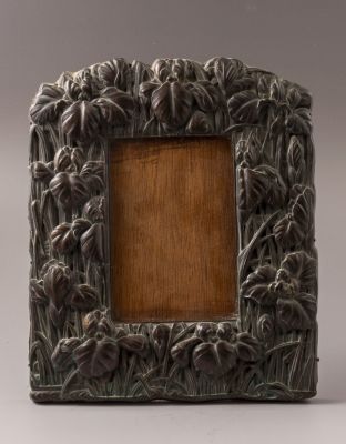 מסגרת ברונזה לתמונה, אר-נובו, 1900 בקירוב. מעוטרת במוטיבים צמחיים. מידות חיצוניות: 25.5X22 ס"מ. 