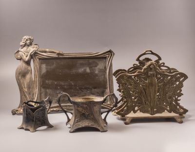 פריטי אר-נובו. לוט 4 פריטי אר-נובו ממתכת, כולל: 2 פריטים תוצרת WMF, מראה ומחזיק ניירות/מכתבים. 