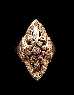 טבעת זהב ויהלומים. טבעת זהב 14K רוסית, משובצת יהלום במשקל כ-2.5 נק, וכ-8 יהלומים כ-2 נק' כ"א 