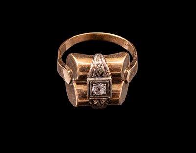 טבעת זהב ויהלום. טבעת זהב 14K משובצת יהלום מרכזי בחיתוך אלט-שליף במשקל כ-15 נק'. מידה: 9 US 