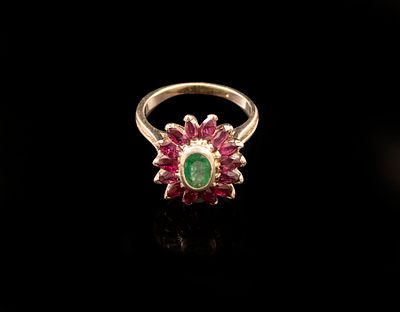 טבעת זהב, אמרלד ורובי. טבעת זהב לבן 14K בצורת פרח, משובצת אמרלד מרכזי (9X5 מ"מ) וסביבו 14 אבני 