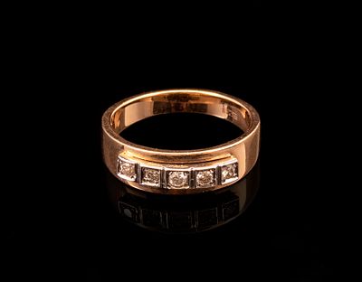 טבעת זהב ויהלומים. טבעת זהב 14K משובצת 5 יהלומים במשקל של כ-5 נק' כ"א. מידה: 9 US, משקל: 5.4 